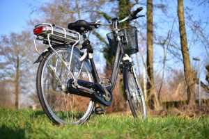 Home Moderne e-bikes met elektromotor die steeds populairder worden als duurzaam vervoersmiddel in de stad