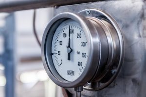 Close in boiler onder het aanrecht voor directe warmwatertoevoer in de keuken