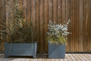 Home Langwerpige plantenbakken op vensterbank met diverse groene planten voor binnen en buiten decoratie
