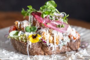 Lunchen in Sneek met uitzicht op historische grachten en gezellige terrassen in deze Friese waterstad