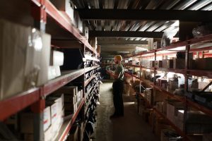 Home Medewerker controleert voorraadetiketten in magazijn voor efficiënt magazijnbeheer