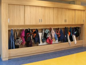 Schoolmeubels op maat: garderobe, kapstok en opbergkast voor maatwerk inrichting van een klaslokaal
